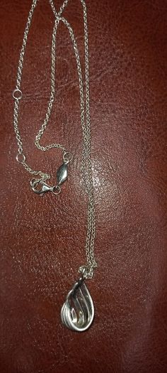 Vintage jewelry is sold individually for 5 to 10 euros