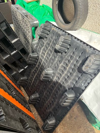 40 plastic pallets