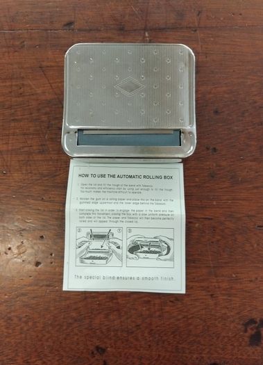 Cigarette rolling box