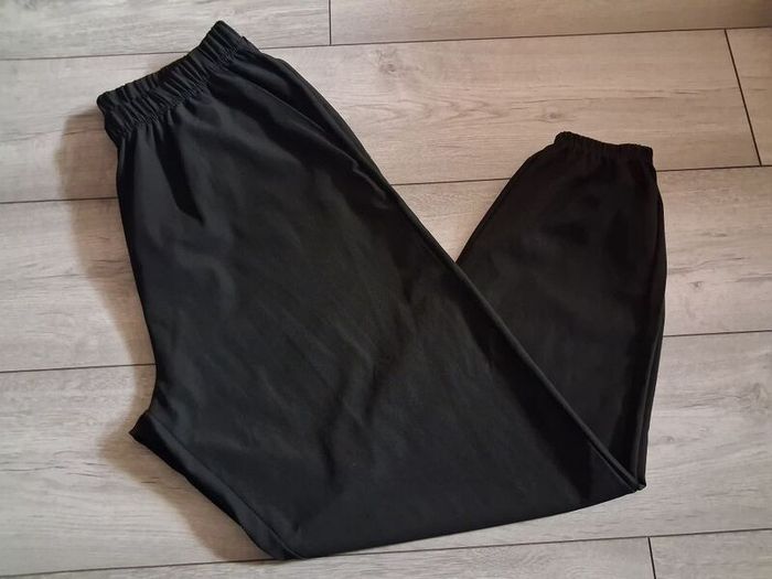 x4 Bundle - Brand New Womens Mixture Bundle - Size - XXL - Smaller Fit More A Size - U.K.16 - x3 Bundle - Bottoms - RRP - 49.74 & x1 - T-Shirt - RRP - 80.00 Dollars = RRP - 125.00+
