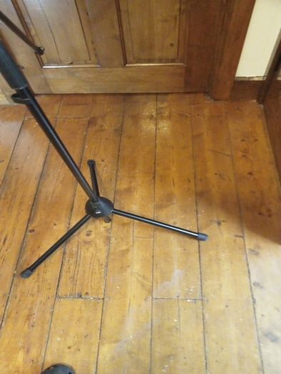 Microphone stand