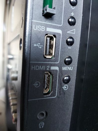 Toshiba 32 inch LCD Colour TV, Model No. 32AV933B, No Remote Contro