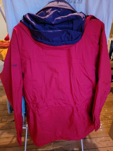 Brand New Vango Ladies Raincoat Size in Deep Pink Colour - L