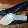 New Look black V throat court heels Image 4