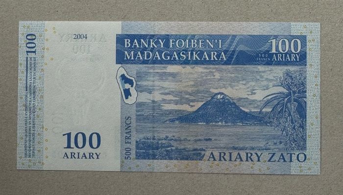 Madagascar 100 Ariary 2004 Banknote