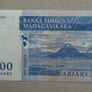 Madagascar 100 Ariary 2004 Banknote Image 2