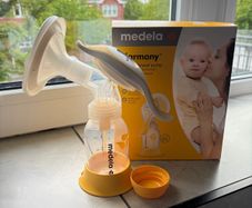 Manual breast pump