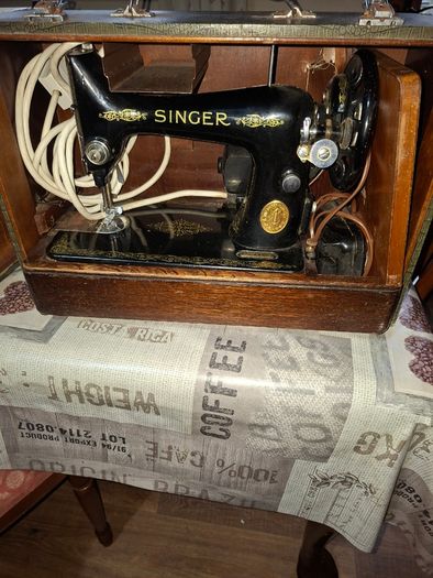 Antique Working Singer Sewing Machines from the late 19th to early 20th century,