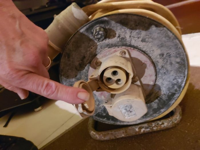 120V Industrial Trade Cable Reel, With 2 Outlets, working fine
