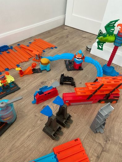 Large Hot Wheels Bundle. Tracks, Playsets & Accessories