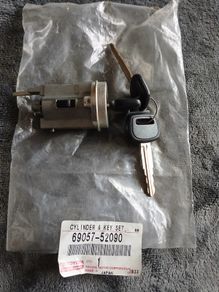 Genuine Toyota Yaris, 69057-52030 (cylinder & Key Set, Ignition Switch Lock)