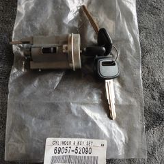 Genuine Toyota Yaris, 69057-52030 (cylinder & Key Set, Ignition Switch Lock)