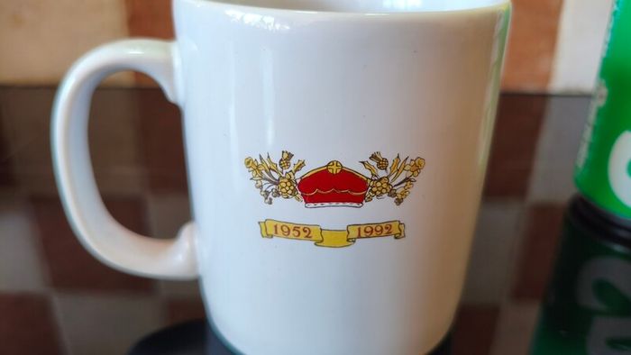 Queen Elizabeth II 40th anniversary souvenir mug