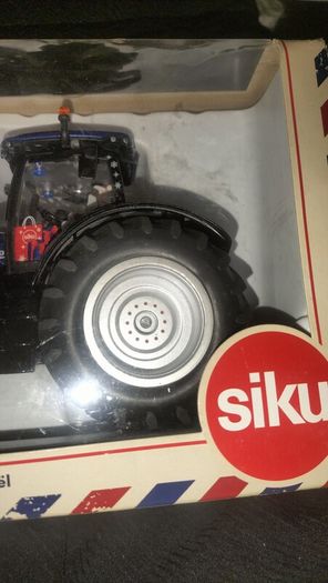 Siku New Holland Christmas Tractor