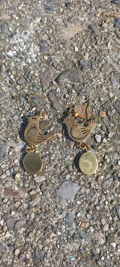 Vintage jewelry is sold individually for 5 to 10 euros