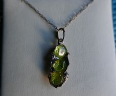 925 Sterling Silver Peridot Oval Pendant Necklace - August Birthstone 3,8g