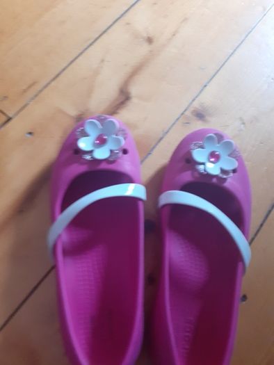 girls pink crocs