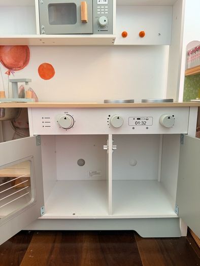 Wooden kids kitchen plus accessories - mint condition