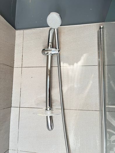 Bath with taps - side screen - shower head