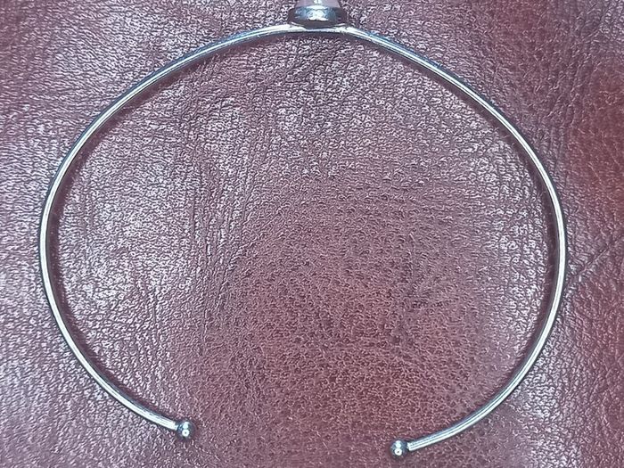 Vintage jewelry is sold individually for 5 to 10 euros