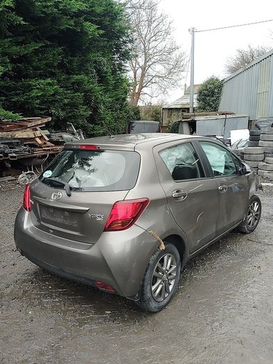 Breaking Toyota Yaris 2017 petrol