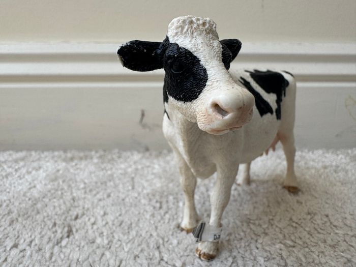 Schleich Farm Animal Dairy Cow Figure D-73527 Used approx. 8 cm. Damaged Please see photos