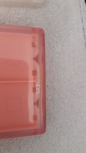 Nintendo DS game case holds 16