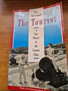 The Tourist. Dean MacCannell. A new theory of the leisure class.