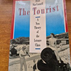 The Tourist. Dean MacCannell. A new theory of the leisure class.