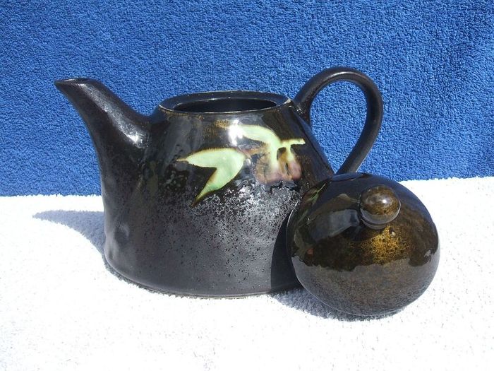 CARRIG DONN TEAPOT SET (plum design) - a set of four cups, saucers & large teapot (excellent unused condition)