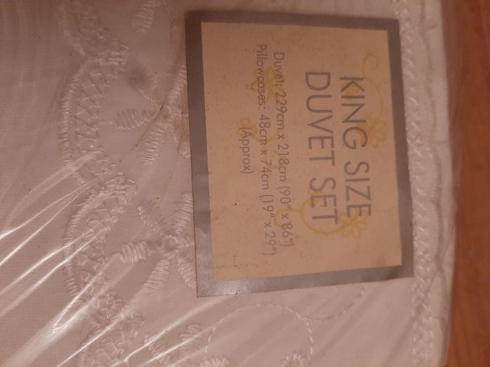 King Size Duvet Set - Broderie Anglaise Design - Brand New