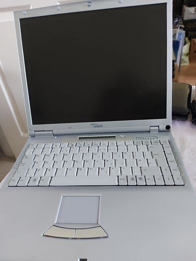 Rare Vintage Fujitsu Siemens Lifebook, E Series, FPC07048B Part number CP127259, Running Windows 2000 Professional, uses 3.5 floppy disk, 20GB HDD, amd all the connecting Ports from 30 years ago Era