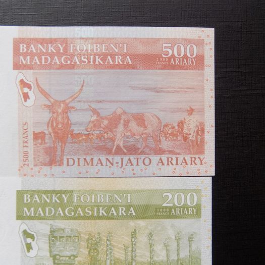 Madagascar 2004.Lot of 3 Uncirculated Banknotes.