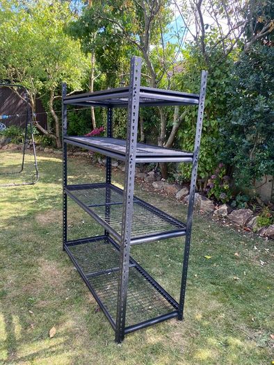 Metal shelving unit