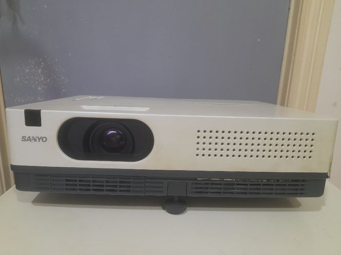 Proyector Sanyo and screen