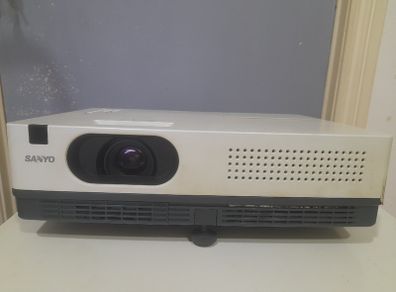 Proyector Sanyo and screen