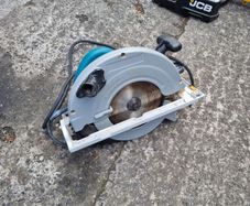 makita  saw has no plug