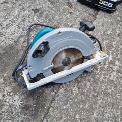 makita  saw has no plug