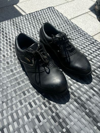 Golf shoes