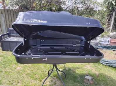 Gloss black roof box