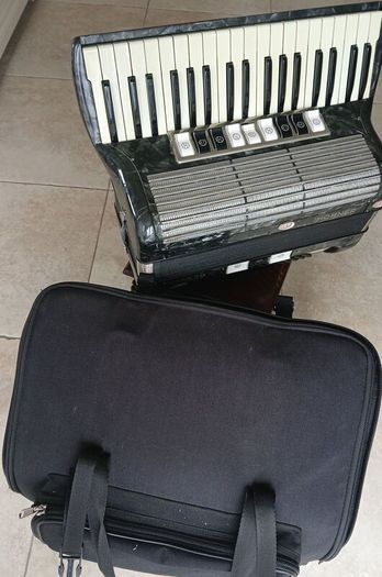 Piano Accordian 96 Bass.