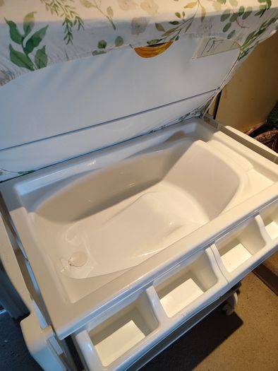 Baby changing unit with integrated bath