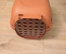 pet cat carrier  transport  never been used after buying it. Bought in pet shop paid more for it