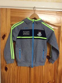 Dublin GAA. Official Oneills Boys Girls Age 7-8 Years Training Top Drill Top Sideline Hoodie.