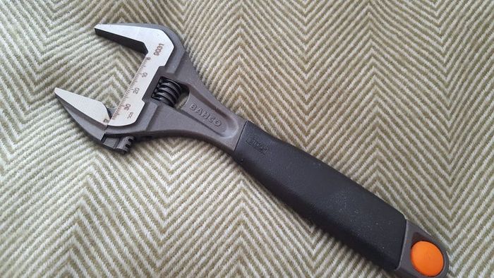 Wide adjustable wrench