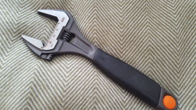 Wide adjustable wrench