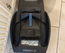 Car seat with iso base fix