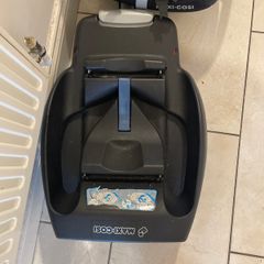 Car seat with iso base fix