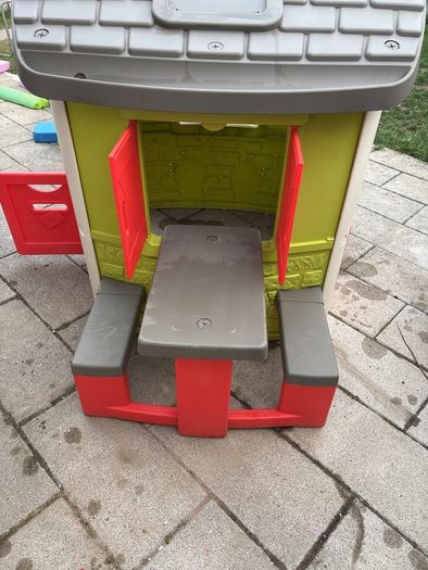 Smoby Jura Lodge playhouse with picnic table and doorbell