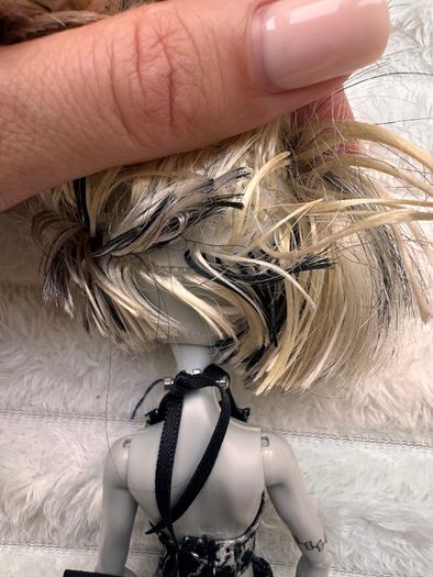 Mattel Monster High Skull Shores 2008 Black and White Frankie Stein Glue Hair Legs a bit loose (between body and legs) Used Please see photos